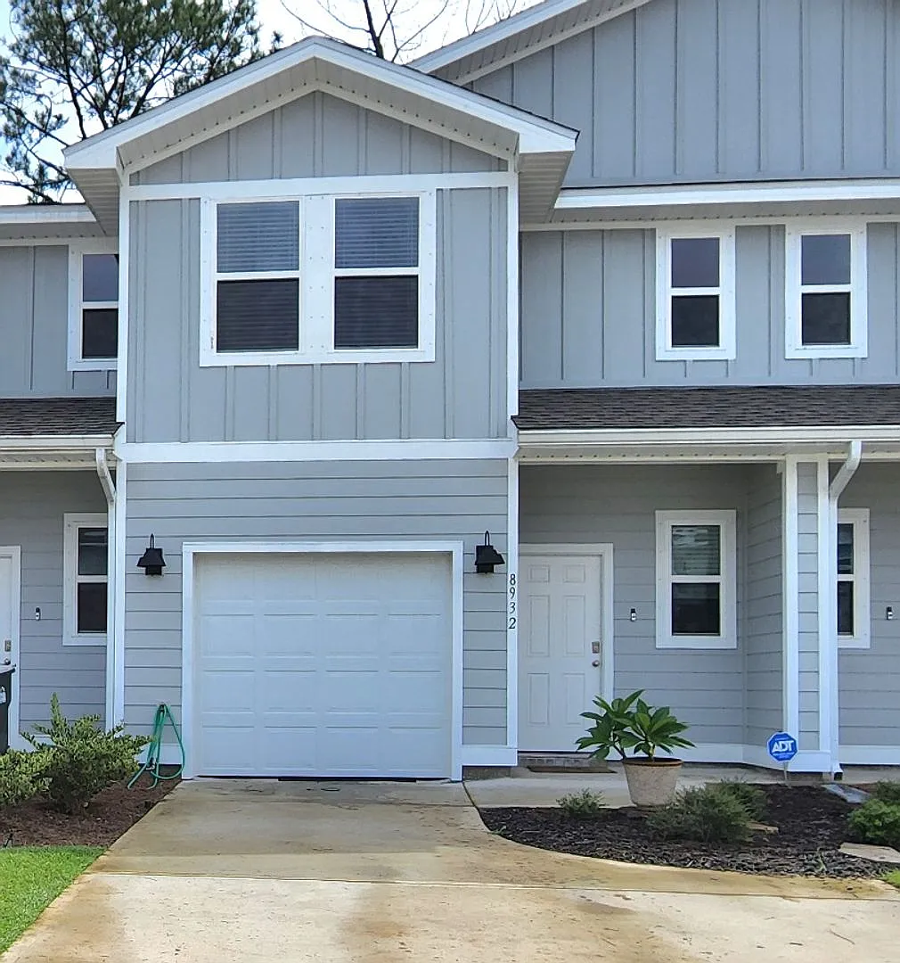 Convenient Location! Beautiful 3/2.5 Townhome w/ Pool Community! — Photo 1