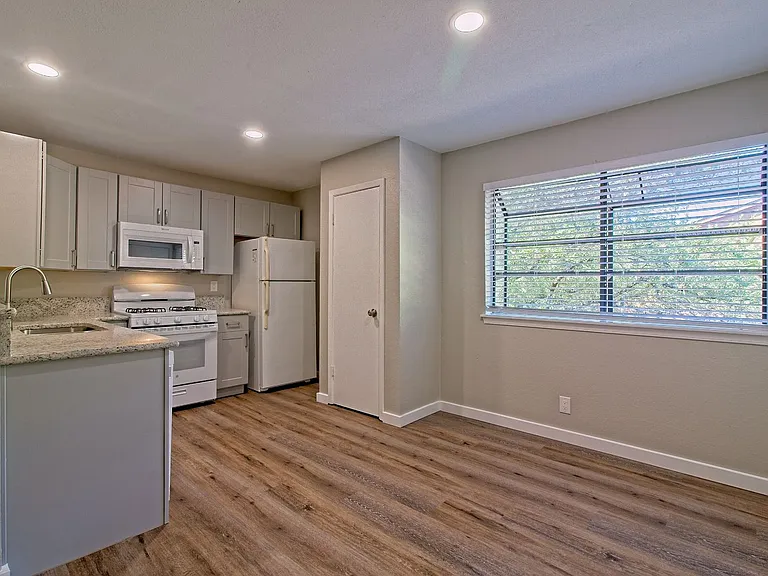 401 Hedgewood Dr #C — Photo 9