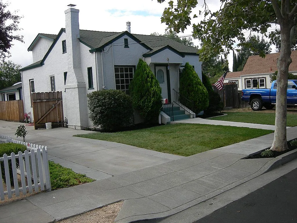2357 College Ave photo 1