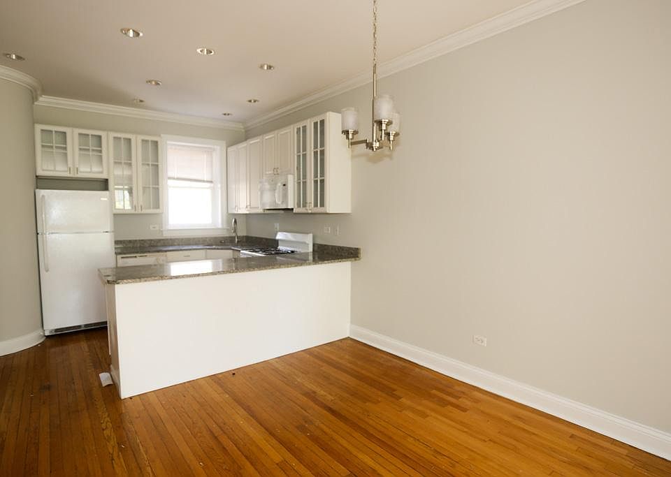 1st image of 3852 N Southport Ave #G2p