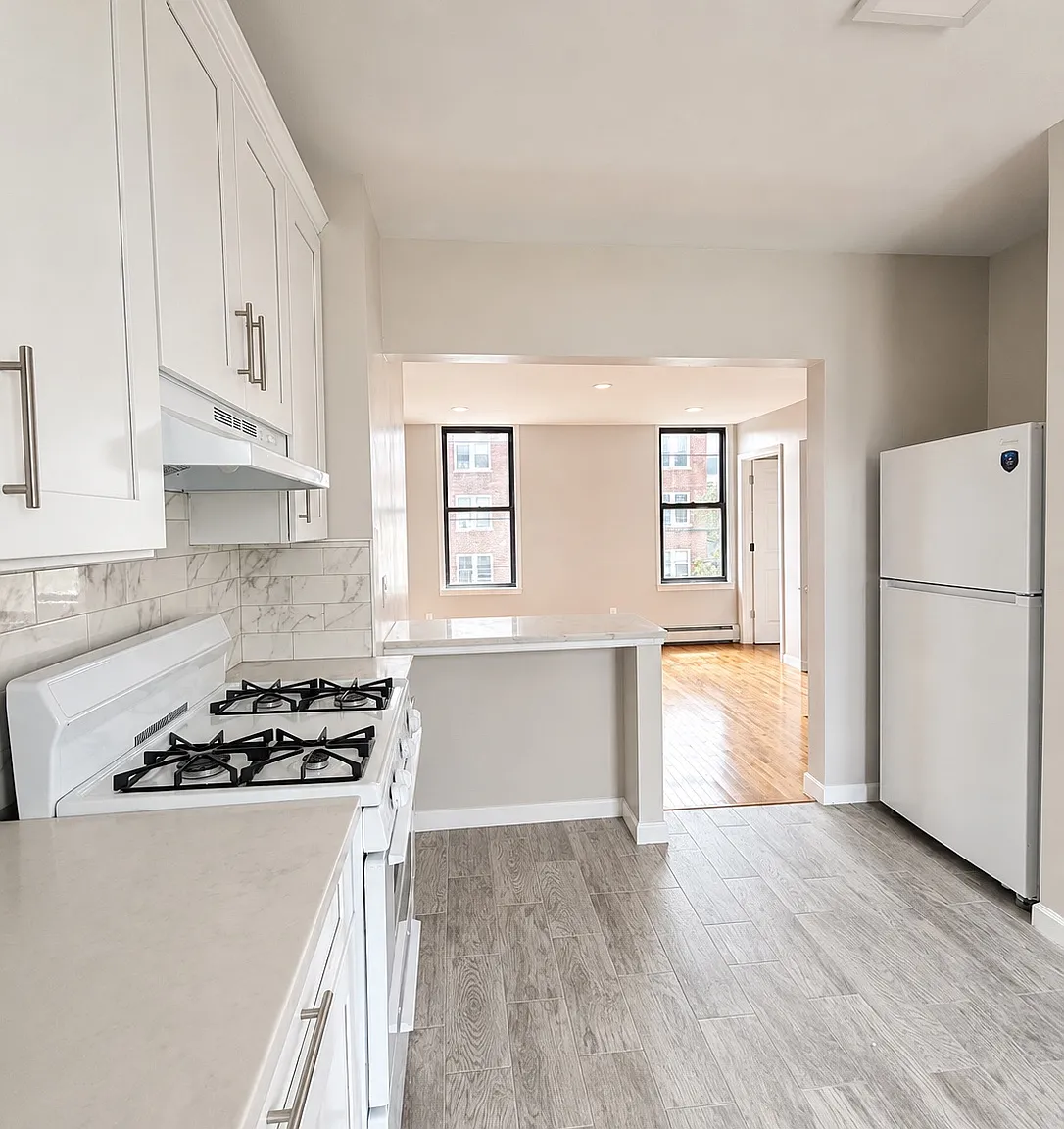 2 bed, 900 sqft, $2,400 — Photo 2