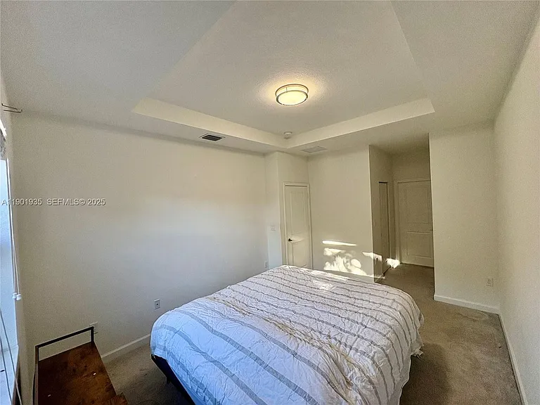 1020 SE 26th Ter — Photo 5
