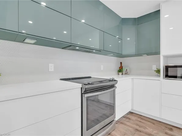 30 Bryan Ct #24, Kitchener, ON N2A 4J5