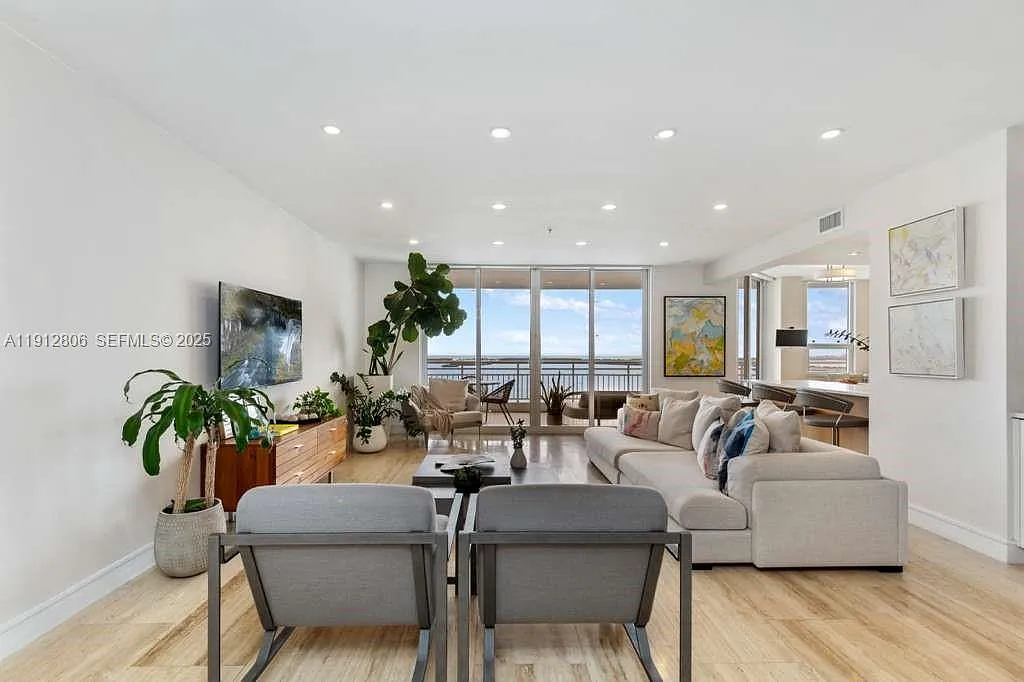 808 Brickell Key Dr — Photo 4