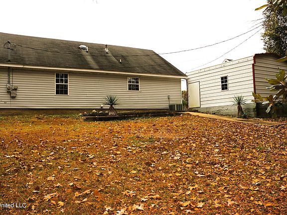 2nd image of 678 W Lake Dr