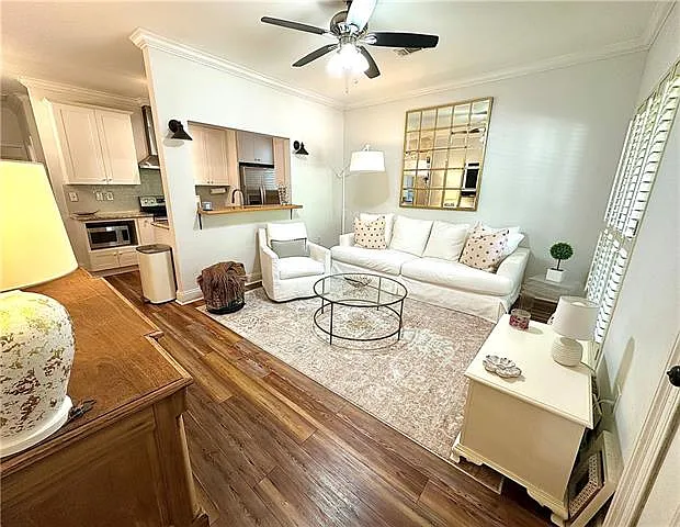 3 bed, 2.0 bath, 1300 sqft, $1,900 — Photo 2