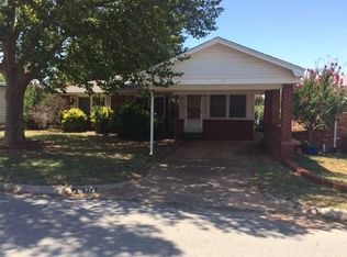 712 Barker Rd, Clinton, OK 73601