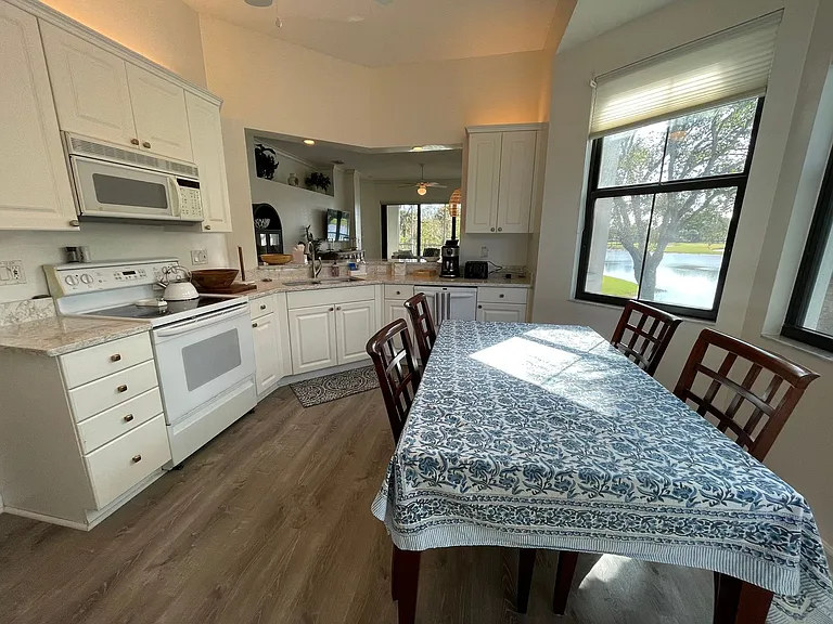 2377 Ravenna Blvd #202 — Photo 7