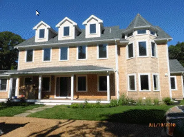 90 Munroe Ave, Vineyard Haven, MA 02568
