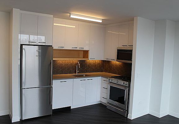 4th image of 250 E Houston St APT 2B