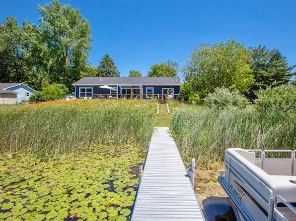 52350 Susan Ln, Dowagiac, MI 49047