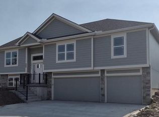 1415 Norfolk Dr, Harrisonville, MO 64701
