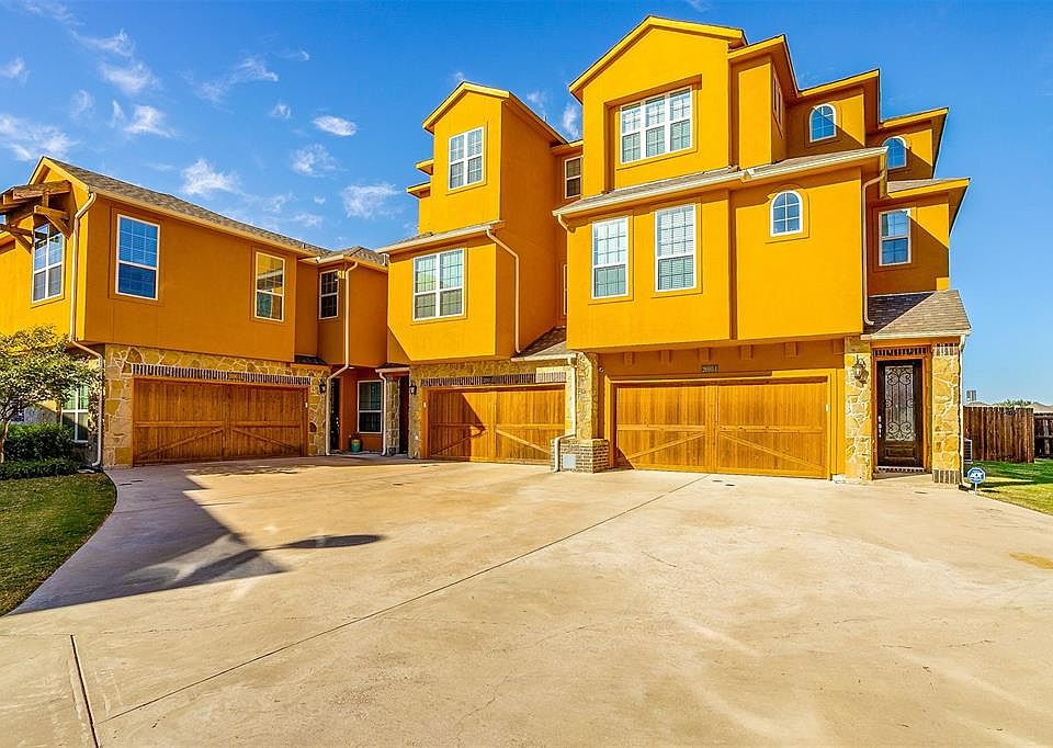 1st image of 2690 Venice Dr Unit 3