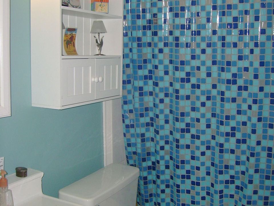 Master Bath-opens to hall also