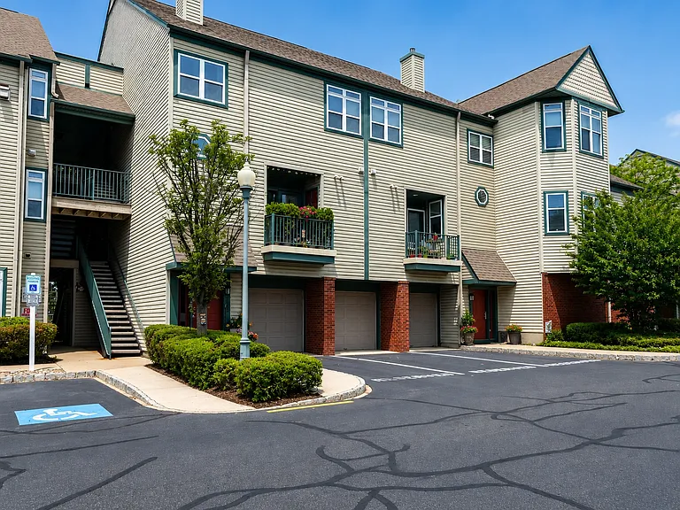 Bishops View Apartments and Townhomes — Photo 28