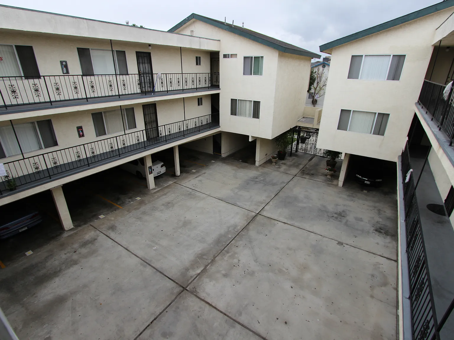 3 bed, 1100 sqft, $2,945 — Photo 3