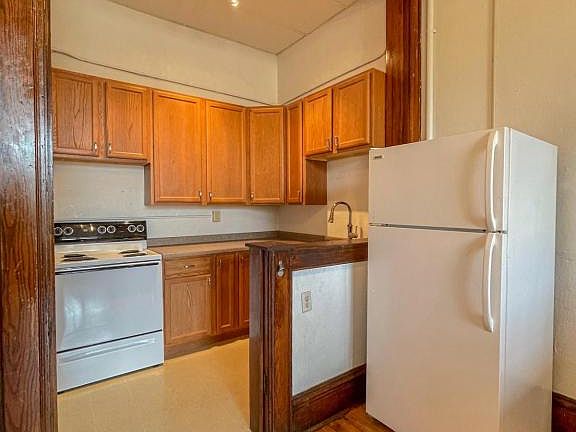 4th image of 16 1/2 Minnesota Ave E #2