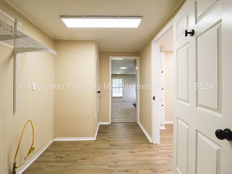 504 W Chestnut St — Photo 18