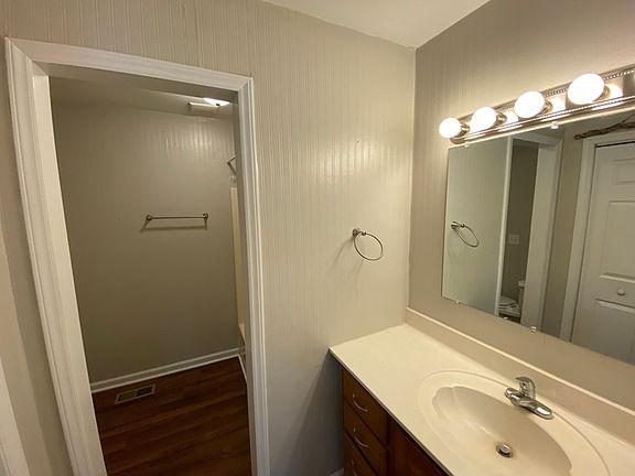 5th image of 107 Florence St
