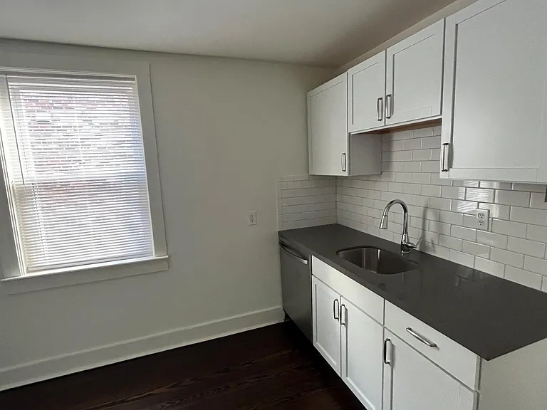 522 Aurora Ave — Photo 2