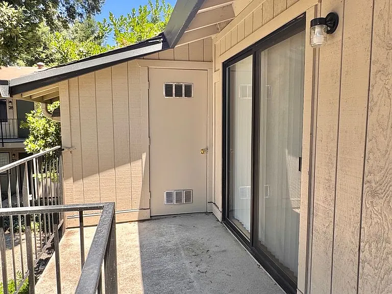 Stadium Village Apartments — Photo 37