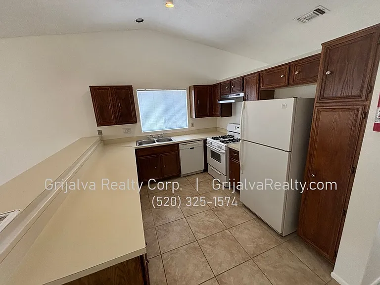 1821 W Mountain Oak Ln — Photo 5