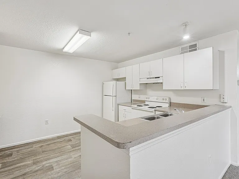 Weston Oaks Apartments — Photo 13