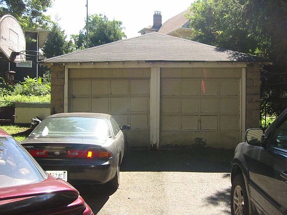 2 car gar with driveway