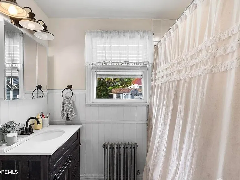 585 Bamford Ave — Photo 8