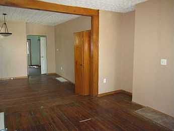 4th image of 409 E Jenkins Ave