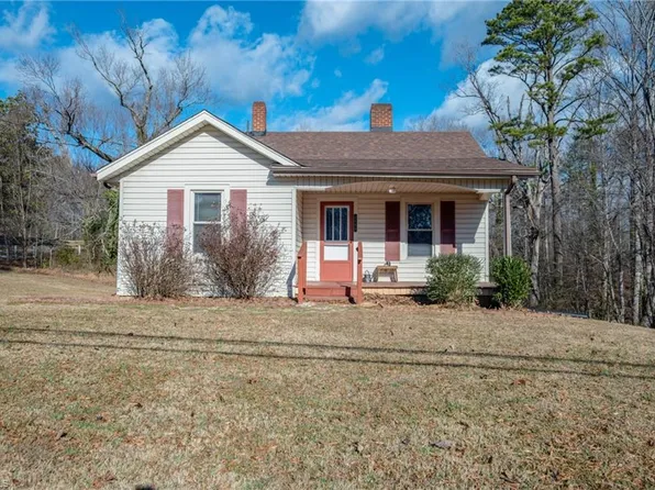 2660 W Pine St, Mount Airy, NC 27030