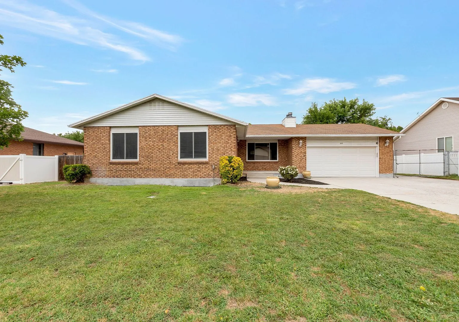 Beautiful & Spacious Brick Rambler in East Sandy! — Photo 1