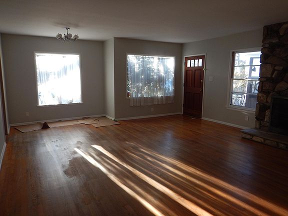 Lining room/dining area facing west