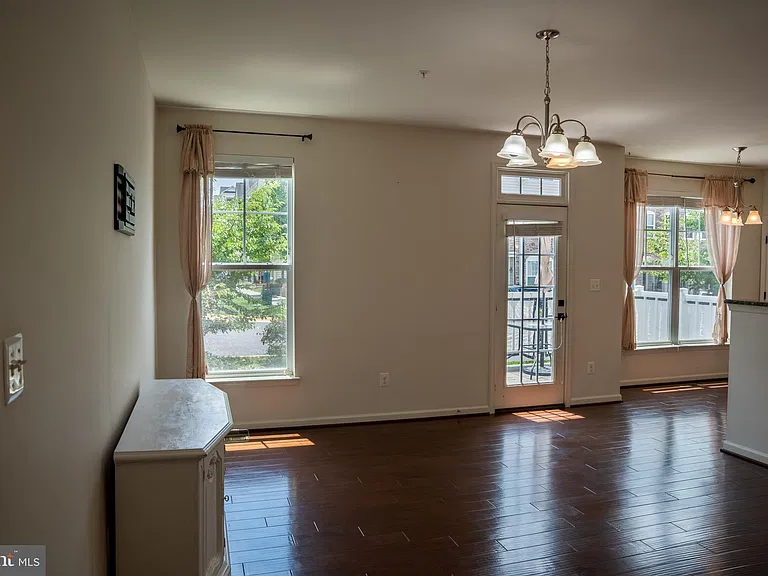 42243 Canary Grass Sq — Photo 5