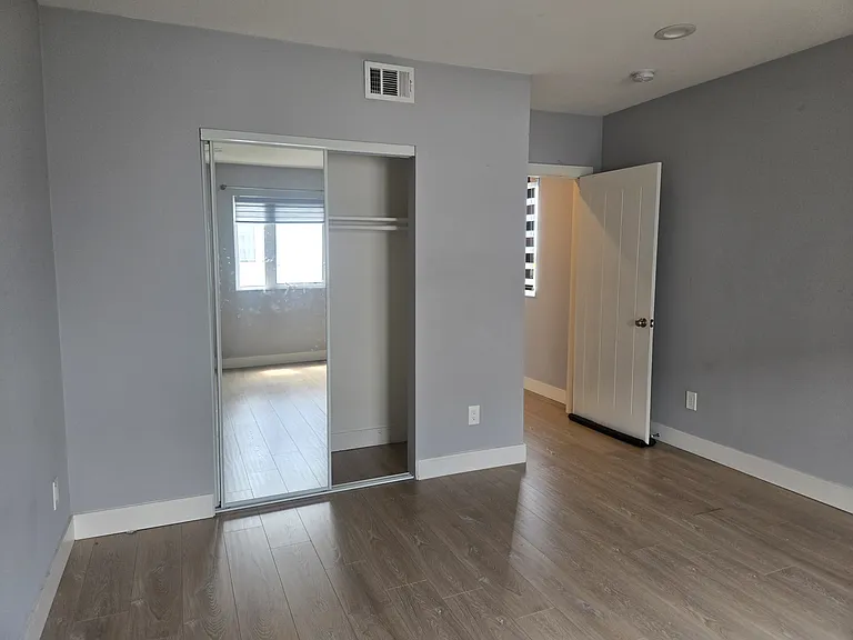 1150 1/2 Hobart Pl — Photo 7