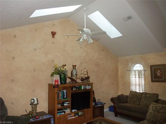 4th image of 617 Hilltop Terrace Dr