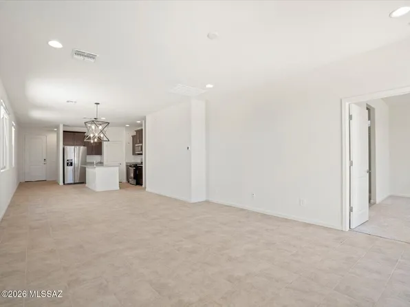 7927 S Walnutview Dr, Tucson, AZ 85757