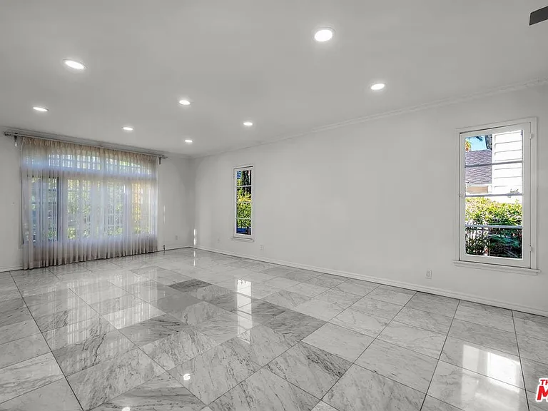 10810 Rochester Ave — Photo 5