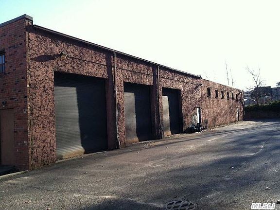 4th image of 1039 W Jericho Tpke