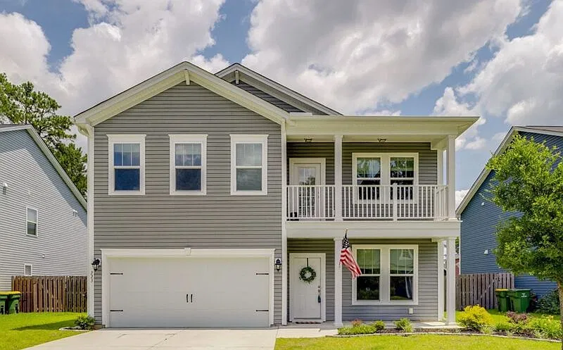 4 bed, 2.5 bath, 2400 sqft, $2,700 — Photo 2