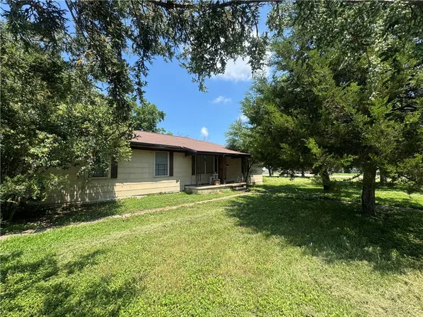 300 S Elm Ave, Cameron, TX 76520