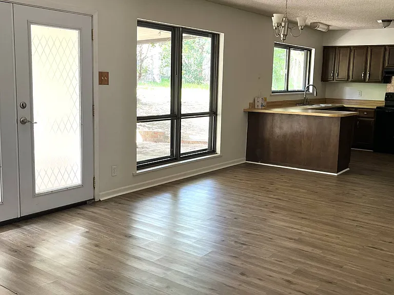 538 Camelot Dr — Photo 4