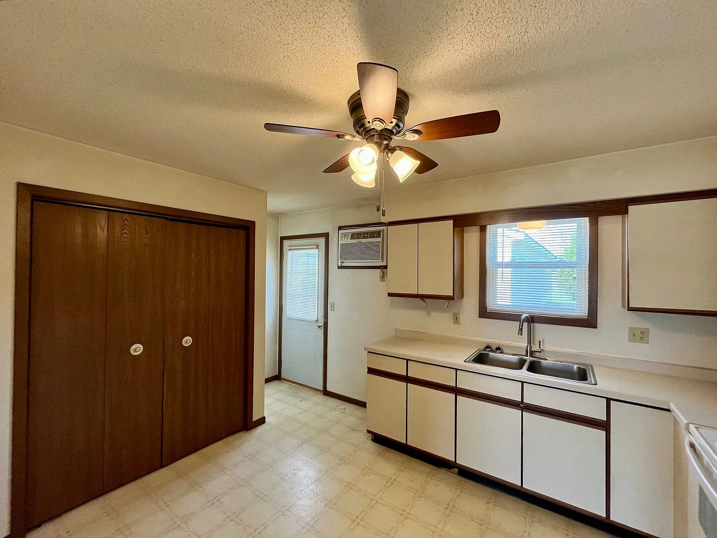602 Hollywood Dr — Photo 2