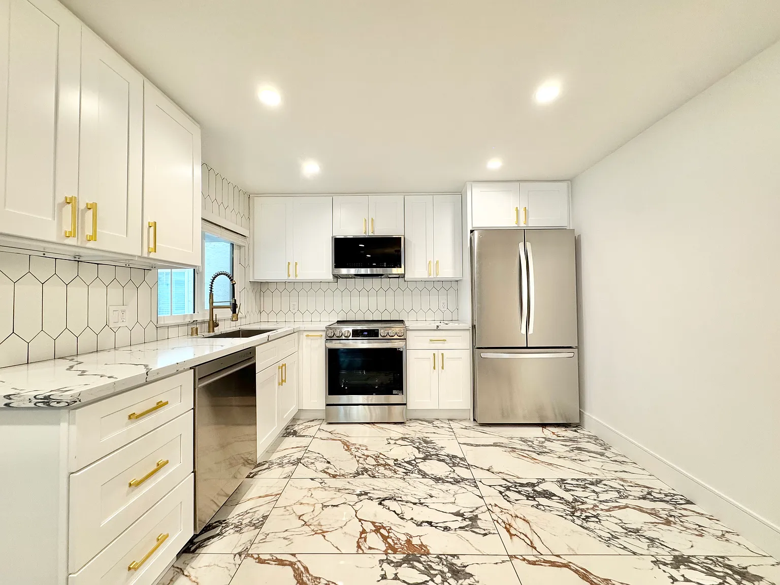 2 bed, 1300 sqft, $3,499 — Photo 2