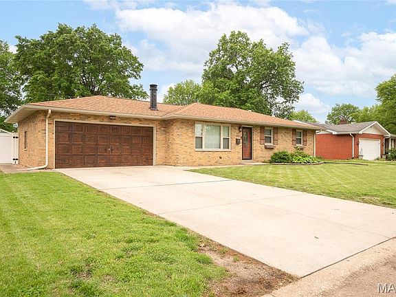 2nd image of 2212 Dawn Pl