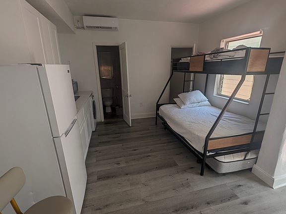 4th image of 2822 Pine Tree Dr #1B