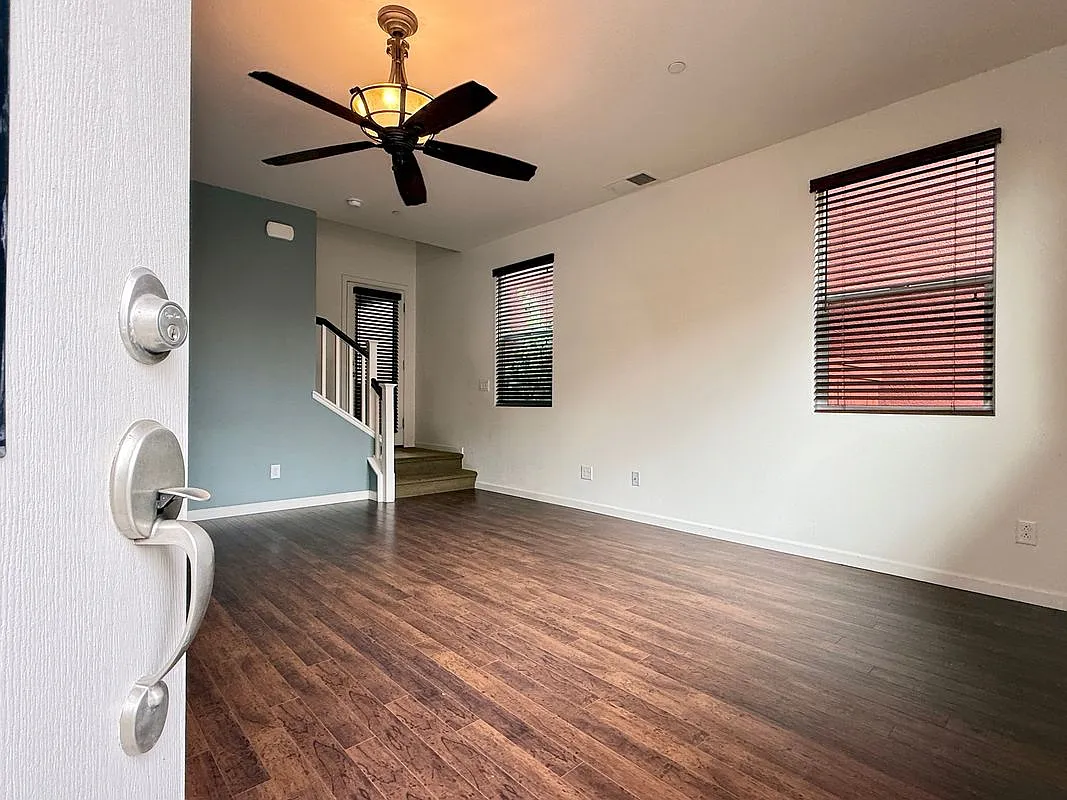 2 bed, 2.5 bath, 1401 sqft, $2,599 — Photo 4