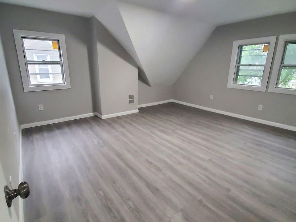 2nd image of 146 S Clinton St Floor 3