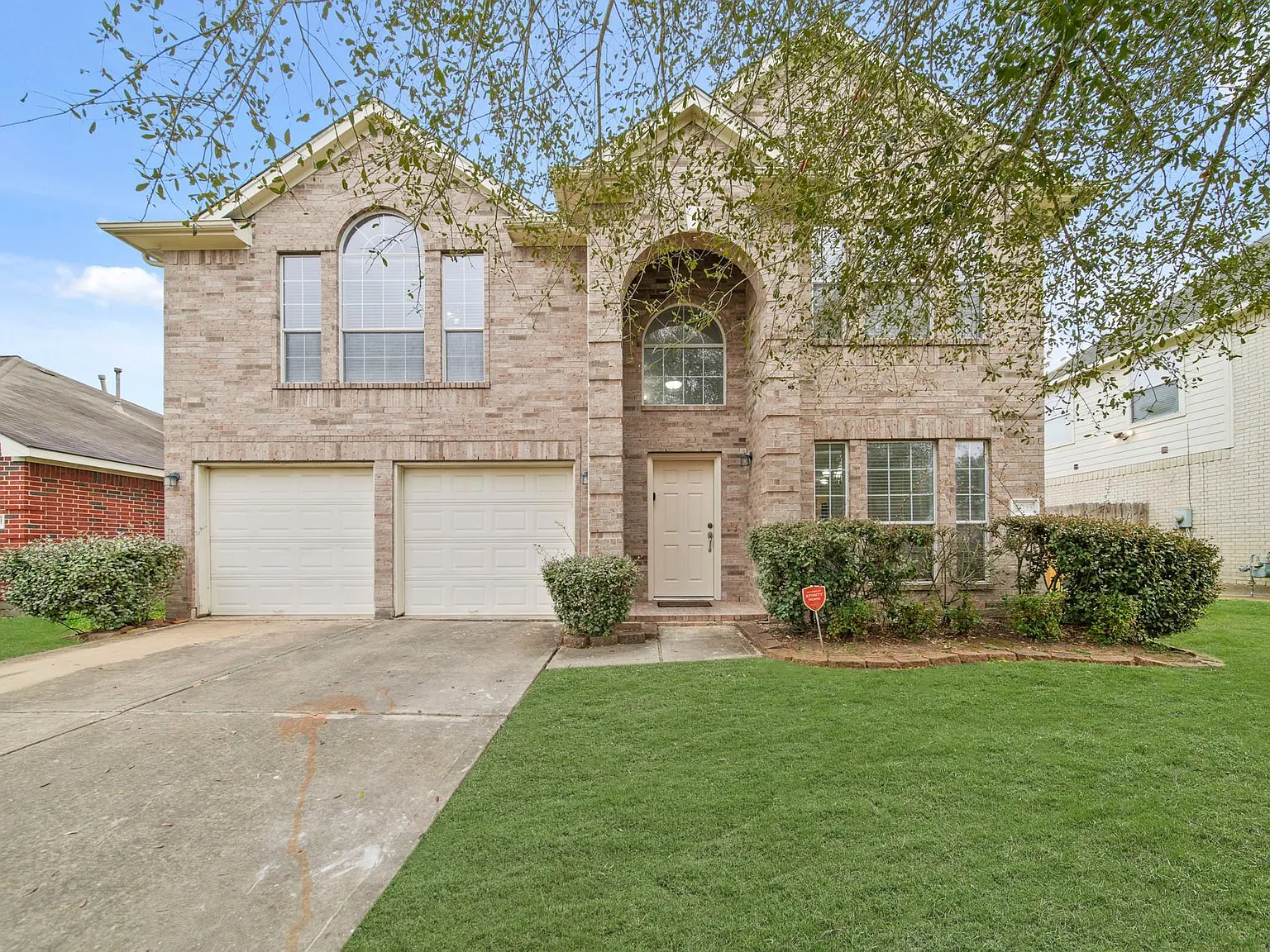 4 bed, 2.5 bath, 2359 sqft, $2,450 — Photo 2