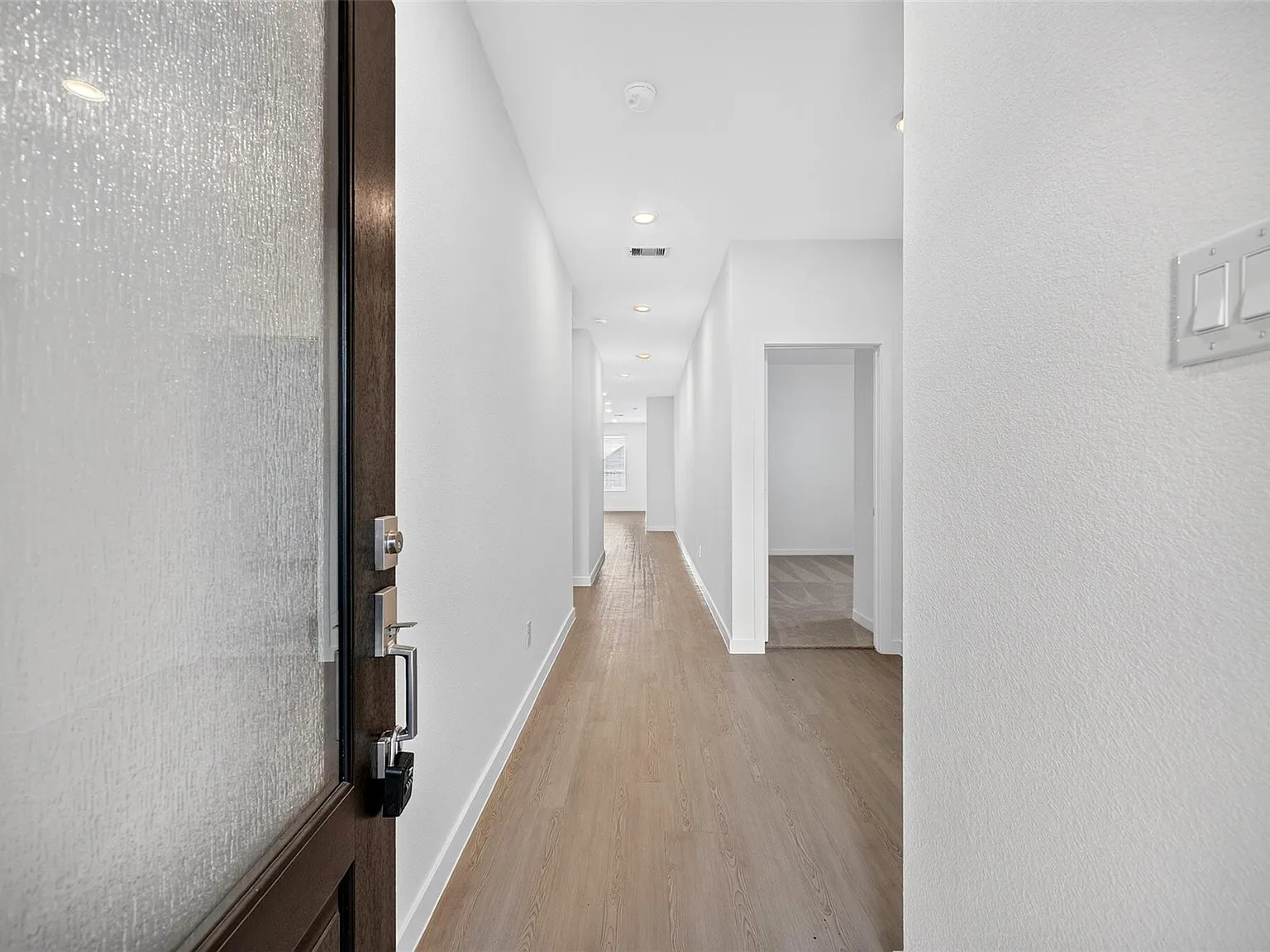 4 bed, 3.0 bath, 2100 sqft, $2,300 — Photo 4